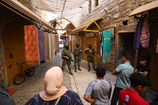 Israeli settlers raid Hebron in the West Bank HEBRON, PALESTINE, WEST BANK - OCTOBER 10: Israeli settlers, under the protection of Israeli forces, raid the Old City area of Hebron in the southern West Bank, Palestine, on October 10, 2026. During the raid, Israeli forces block entry and exit points, restricting the movement of Palestinians in the area. Wisam Hashlamoun Anadolu Hebron West Bank. Editorial use only. Please get in touch for any other usage. Copyright: x2026xAnadoluxWisamxHashlamounx