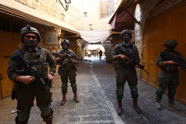 Israeli settlers raid Hebron in the West Bank HEBRON, PALESTINE, WEST BANK - OCTOBER 10: Israeli settlers, under the protection of Israeli forces, raid the Old City area of Hebron in the southern West Bank, Palestine, on October 10, 2026. During the raid, Israeli forces block entry and exit points, restricting the movement of Palestinians in the area. Wisam Hashlamoun Anadolu Hebron West Bank. Editorial use only. Please get in touch for any other usage. Copyright: x2026xAnadoluxWisamxHashlamounx