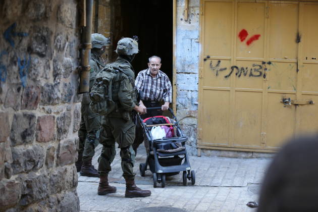 Israeli settlers raid Hebron in the West Bank HEBRON, PALESTINE, WEST BANK - OCTOBER 10: Israeli settlers, under the protection of Israeli forces, raid the Old City area of Hebron in the southern West Bank, Palestine, on October 10, 2026. During the raid, Israeli forces block entry and exit points, restricting the movement of Palestinians in the area. Wisam Hashlamoun Anadolu Hebron West Bank. Editorial use only. Please get in touch for any other usage. Copyright: x2026xAnadoluxWisamxHashlamounx