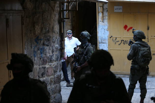 Israeli settlers raid Hebron in the West Bank HEBRON, PALESTINE, WEST BANK - OCTOBER 10: Israeli settlers, under the protection of Israeli forces, raid the Old City area of Hebron in the southern West Bank, Palestine, on October 10, 2026. During the raid, Israeli forces block entry and exit points, restricting the movement of Palestinians in the area. Wisam Hashlamoun Anadolu Hebron West Bank. Editorial use only. Please get in touch for any other usage. Copyright: x2026xAnadoluxWisamxHashlamounx