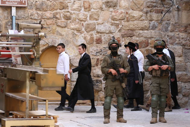 Israeli settlers raid Hebron in the West Bank HEBRON, PALESTINE, WEST BANK - OCTOBER 10: Israeli settlers, under the protection of Israeli forces, raid the Old City area of Hebron in the southern West Bank, Palestine, on October 10, 2026. During the raid, Israeli forces block entry and exit points, restricting the movement of Palestinians in the area. Wisam Hashlamoun Anadolu Hebron West Bank. Editorial use only. Please get in touch for any other usage. Copyright: x2026xAnadoluxWisamxHashlamounx