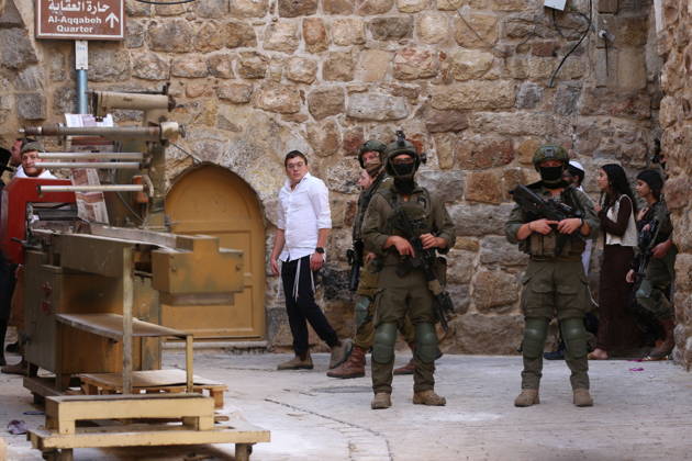Israeli settlers raid Hebron in the West Bank HEBRON, PALESTINE, WEST BANK - OCTOBER 10: Israeli settlers, under the protection of Israeli forces, raid the Old City area of Hebron in the southern West Bank, Palestine, on October 10, 2026. During the raid, Israeli forces block entry and exit points, restricting the movement of Palestinians in the area. Wisam Hashlamoun Anadolu Hebron West Bank. Editorial use only. Please get in touch for any other usage. Copyright: x2026xAnadoluxWisamxHashlamounx