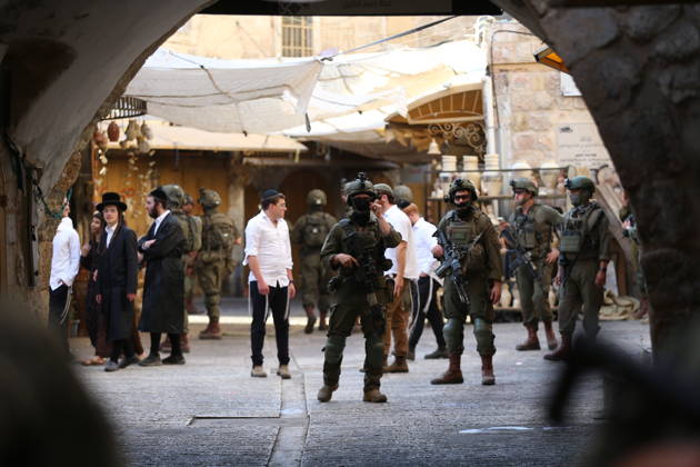 Israeli settlers raid Hebron in the West Bank HEBRON, PALESTINE, WEST BANK - OCTOBER 10: Israeli settlers, under the protection of Israeli forces, raid the Old City area of Hebron in the southern West Bank, Palestine, on October 10, 2026. During the raid, Israeli forces block entry and exit points, restricting the movement of Palestinians in the area. Wisam Hashlamoun Anadolu Hebron West Bank. Editorial use only. Please get in touch for any other usage. Copyright: x2026xAnadoluxWisamxHashlamounx