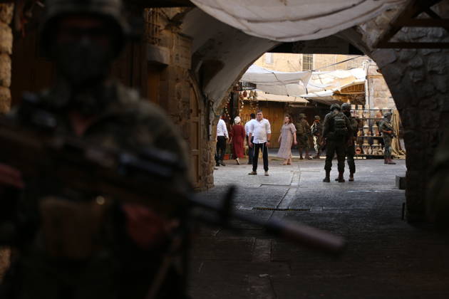 Israeli settlers raid Hebron in the West Bank HEBRON, PALESTINE, WEST BANK - OCTOBER 10: Israeli settlers, under the protection of Israeli forces, raid the Old City area of Hebron in the southern West Bank, Palestine, on October 10, 2026. During the raid, Israeli forces block entry and exit points, restricting the movement of Palestinians in the area. Wisam Hashlamoun Anadolu Hebron West Bank. Editorial use only. Please get in touch for any other usage. Copyright: x2026xAnadoluxWisamxHashlamounx