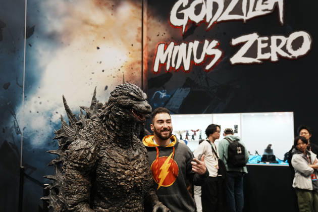 October 10, 2026, New York, New York, USA: A fan poses with Godzilla Minus Zero at the 2026 NY Comic Con at the Javits Center on October 10, 2026 in New York. New York USA - ZUMAb148 20261010_zap_b148_001 Copyright: xBryanxSmithx
