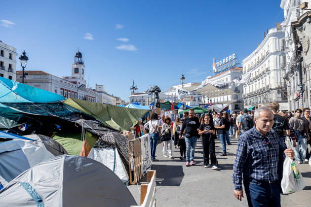 The Community of Madrid describes the encampment at Puerta del Sol as completely anarchic and laments the extremely negative image it projects to tourists. Several people at Puerta del Sol, October 10, 2026, in Madrid, Spain. The Regional Minister of Housing, Transportation, and Infrastructure for the Community of Madrid, Jorge Rodrigo, stated this Saturday that the encampment set up in Madrid’s Puerta del Sol since September 26 in protest of the housing crisis is completely chaotic and has lamented the very negative image it may present of the capital to tourists during this Hispanic Heritage Day long weekend. OCTOBER 10, 2026 SOL PROTEST CAMP HOUSING MARICARMEN FLORES MESSAGES POSTERS Madrid Madrid, Spain Copyright: xRicardoxRubiox 7835272