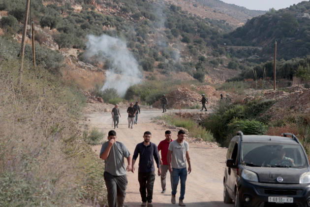 Israeli settlers attack Palestinians harvesting olives in West Bank RAMALLAH, PALESTINE - OCTOBER 10: Israeli settlers attack Palestinians harvesting olives in the village of Deir Abu Mashal, northwest of Ramallah in the West Bank, Palestine, on October 10, 2026. Israeli forces arriving at the scene intervene against Palestinians with tear gas, preventing them from continuing the olive harvest. Issam Rimawi Anadolu Ramallah West Bank. Editorial use only. Please get in touch for any other usage.  Copyright: x2026xAnadoluxIssamxRimawix