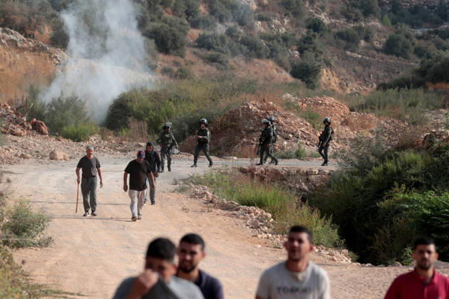 Israeli settlers attack Palestinians harvesting olives in West Bank RAMALLAH, PALESTINE - OCTOBER 10: Israeli settlers attack Palestinians harvesting olives in the village of Deir Abu Mashal, northwest of Ramallah in the West Bank, Palestine, on October 10, 2026. Israeli forces arriving at the scene intervene against Palestinians with tear gas, preventing them from continuing the olive harvest. Issam Rimawi Anadolu Ramallah West Bank. Editorial use only. Please get in touch for any other usage.  Copyright: x2026xAnadoluxIssamxRimawix