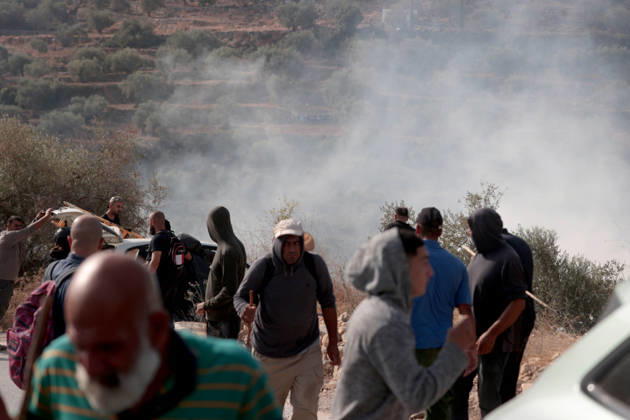 Israeli settlers attack Palestinians harvesting olives in West Bank RAMALLAH, PALESTINE - OCTOBER 10: Israeli settlers attack Palestinians harvesting olives in the village of Deir Abu Mashal, northwest of Ramallah in the West Bank, Palestine, on October 10, 2026. Israeli forces arriving at the scene intervene against Palestinians with tear gas, preventing them from continuing the olive harvest. Issam Rimawi Anadolu Ramallah West Bank. Editorial use only. Please get in touch for any other usage.  Copyright: x2026xAnadoluxIssamxRimawix