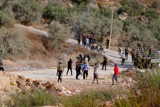 Israeli settlers attack Palestinians harvesting olives in West Bank RAMALLAH, PALESTINE - OCTOBER 10: Israeli settlers attack Palestinians harvesting olives in the village of Deir Abu Mashal, northwest of Ramallah in the West Bank, Palestine, on October 10, 2026. Israeli forces arriving at the scene intervene against Palestinians with tear gas, preventing them from continuing the olive harvest. Issam Rimawi Anadolu Ramallah West Bank. Editorial use only. Please get in touch for any other usage.  Copyright: x2026xAnadoluxIssamxRimawix