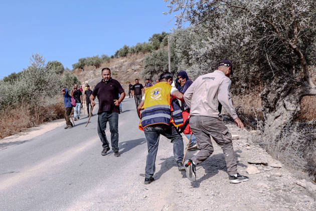 Israeli settlers attack Palestinians harvesting olives in West Bank RAMALLAH, PALESTINE - OCTOBER 10: Israeli settlers attack Palestinians harvesting olives in the village of Deir Abu Mashal, northwest of Ramallah in the West Bank, Palestine, on October 10, 2026. Israeli forces arriving at the scene intervene against Palestinians with tear gas, preventing them from continuing the olive harvest. Issam Rimawi Anadolu Ramallah West Bank. Editorial use only. Please get in touch for any other usage.  Copyright: x2026xAnadoluxIssamxRimawix