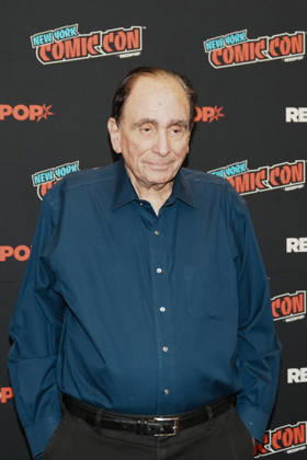 October 10, 2026, New York, New York, USA: Author R.L. STINE stands for a photo as Tubi presents R.L. Stine s Pumpkin 2 at the 2026 NY Comic Con at the Javits Center on October 10, 2026 in New York. New York USA - ZUMAb148 20261010_zap_b148_022 Copyright: xBryanxSmithx