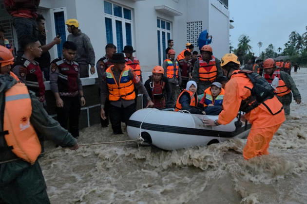 Search and rescue teams evacuate residents after flash floods in Indonesia PADANG, INDONESIA - OCTOBER 10: (----EDITORIAL USE ONLY - MANDATORY CREDIT - INDONESIAN SEARCH AND RESCUE AGENCY (BASARNAS) HANDOUT - NO MARKETING NO ADVERTISING CAMPAIGNS - DISTRIBUTED AS A SERVICE TO CLIENTS----) The search and rescue team carried out an evacuation during a flash flood occurred in Padang, West Sumatra, Indonesia on October 10, 2026. Flash floods hit a number of sub-districts in Padang City after heavy rain. Basarnas Handout Anadolu Padang Indonesia. Editorial use only. Please get in touch for any other usage.  Copyright: x2026xAnadoluxBasarnasx xHandoutx