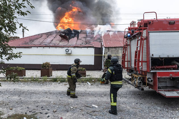 Ukrainian firefighters battle blaze after Russian drone strike in Kramatorsk KRAMATORSK, UKRAINE - OCTOBER 10: Ukrainian firefighters put out a fire in a commercial building following a strike by a Russian FPV drone and under threat from further drone attacks, in Kramatrosk, Ukraine, on October 10, 2026. Diego Herrera Carcedo Anadolu Kramatorsk Ukraine. Editorial use only. Please get in touch for any other usage.  Copyright: x2026xAnadoluxDiegoxHerreraxCarcedox