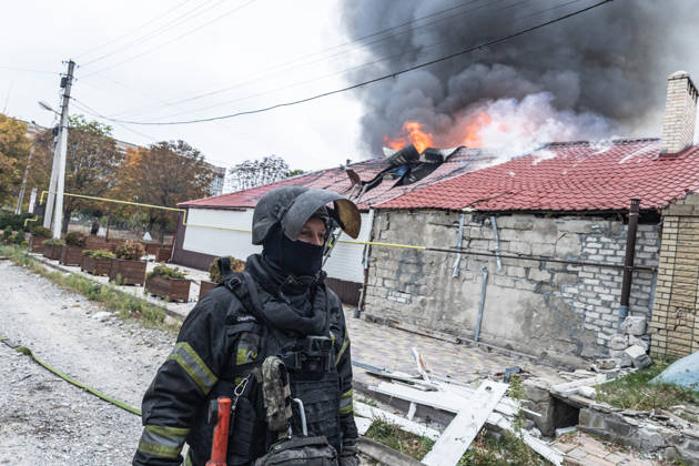 Ukrainian firefighters battle blaze after Russian drone strike in Kramatorsk KRAMATORSK, UKRAINE - OCTOBER 10: Ukrainian firefighters put out a fire in a commercial building following a strike by a Russian FPV drone and under threat from further drone attacks, in Kramatrosk, Ukraine, on October 10, 2026. Diego Herrera Carcedo Anadolu Kramatorsk Ukraine. Editorial use only. Please get in touch for any other usage.  Copyright: x2026xAnadoluxDiegoxHerreraxCarcedox