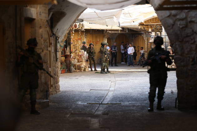 Jewish Settlers Enter Hebron s Old City Under Israeli Army Protection Jewish settlers enter the Old City of Hebron in the West Bank under the protection of Israeli army forces, on October 10, 2026. Photo by Mamoun Wazwaz apaimages Hebron West Bank Palestinian Territory 101026_Hebron_MW_00(10) Copyright: xapaimagesxMamounxWazwazx xapaimagesx