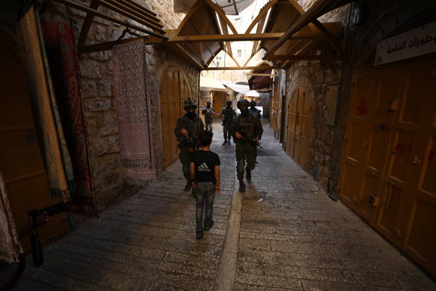 Jewish Settlers Enter Hebron s Old City Under Israeli Army Protection Jewish settlers enter the Old City of Hebron in the West Bank under the protection of Israeli army forces, on October 10, 2026. Photo by Mamoun Wazwaz apaimages Hebron West Bank Palestinian Territory 101026_Hebron_MW_00(11) Copyright: xapaimagesxMamounxWazwazx xapaimagesx