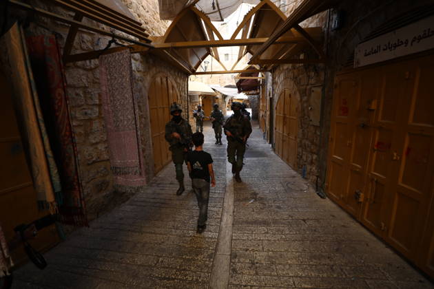 Jewish Settlers Enter Hebron s Old City Under Israeli Army Protection Jewish settlers enter the Old City of Hebron in the West Bank under the protection of Israeli army forces, on October 10, 2026. Photo by Mamoun Wazwaz apaimages Hebron West Bank Palestinian Territory 101026_Hebron_MW_00(12) Copyright: xapaimagesxMamounxWazwazx xapaimagesx