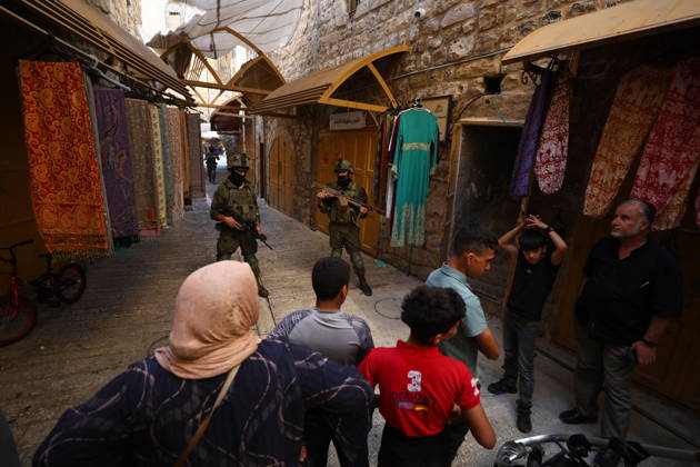 Jewish Settlers Enter Hebron s Old City Under Israeli Army Protection Jewish settlers enter the Old City of Hebron in the West Bank under the protection of Israeli army forces, on October 10, 2026. Photo by Mamoun Wazwaz apaimages Hebron West Bank Palestinian Territory 101026_Hebron_MW_00(13) Copyright: xapaimagesxMamounxWazwazx xapaimagesx