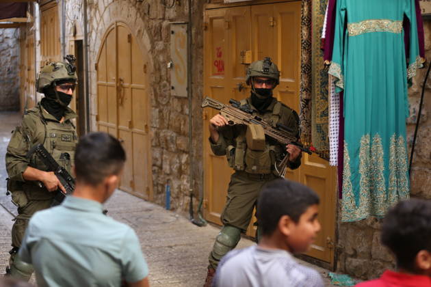 Jewish Settlers Enter Hebron s Old City Under Israeli Army Protection Jewish settlers enter the Old City of Hebron in the West Bank under the protection of Israeli army forces, on October 10, 2026. Photo by Mamoun Wazwaz apaimages Hebron West Bank Palestinian Territory 101026_Hebron_MW_00(16) Copyright: xapaimagesxMamounxWazwazx xapaimagesx