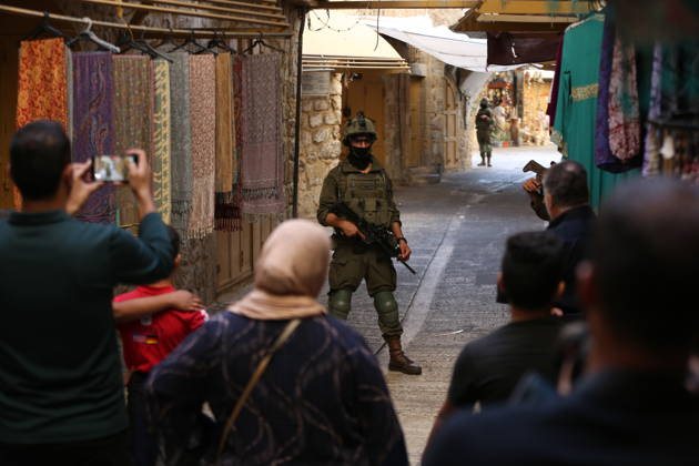 Jewish Settlers Enter Hebron s Old City Under Israeli Army Protection Jewish settlers enter the Old City of Hebron in the West Bank under the protection of Israeli army forces, on October 10, 2026. Photo by Mamoun Wazwaz apaimages Hebron West Bank Palestinian Territory 101026_Hebron_MW_00(18) Copyright: xapaimagesxMamounxWazwazx xapaimagesx