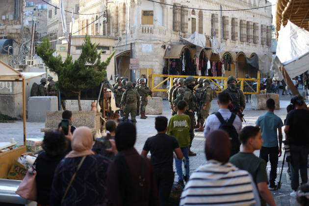 Jewish Settlers Enter Hebron s Old City Under Israeli Army Protection Jewish settlers enter the Old City of Hebron in the West Bank under the protection of Israeli army forces, on October 10, 2026. Photo by Mamoun Wazwaz apaimages Hebron West Bank Palestinian Territory 101026_Hebron_MW_00(2) Copyright: xapaimagesxMamounxWazwazx xapaimagesx