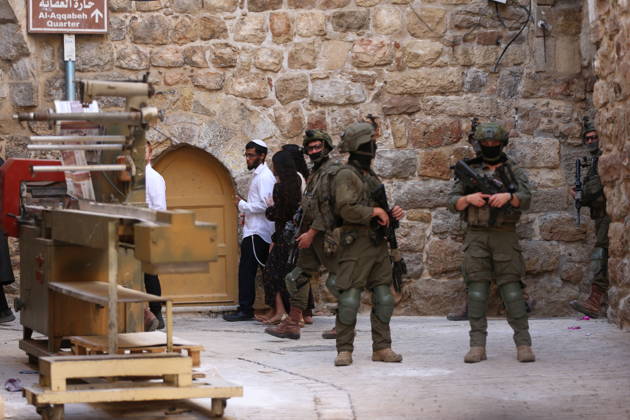 Jewish Settlers Enter Hebron s Old City Under Israeli Army Protection Jewish settlers enter the Old City of Hebron in the West Bank under the protection of Israeli army forces, on October 10, 2026. Photo by Mamoun Wazwaz apaimages Hebron West Bank Palestinian Territory 101026_Hebron_MW_00(20) Copyright: xapaimagesxMamounxWazwazx xapaimagesx