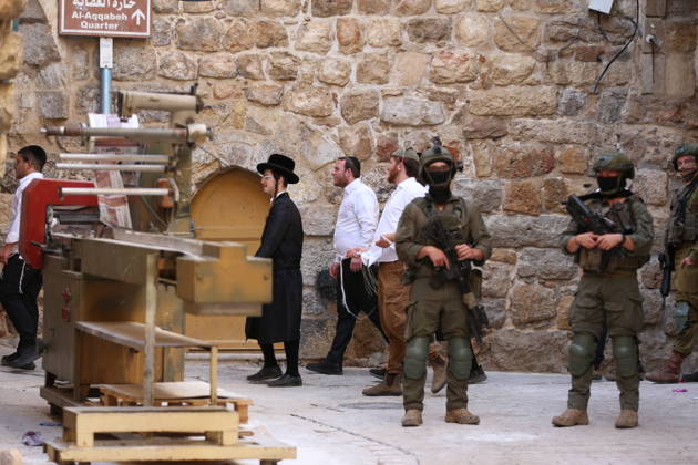 Jewish Settlers Enter Hebron s Old City Under Israeli Army Protection Jewish settlers enter the Old City of Hebron in the West Bank under the protection of Israeli army forces, on October 10, 2026. Photo by Mamoun Wazwaz apaimages Hebron West Bank Palestinian Territory 101026_Hebron_MW_00(21) Copyright: xapaimagesxMamounxWazwazx xapaimagesx