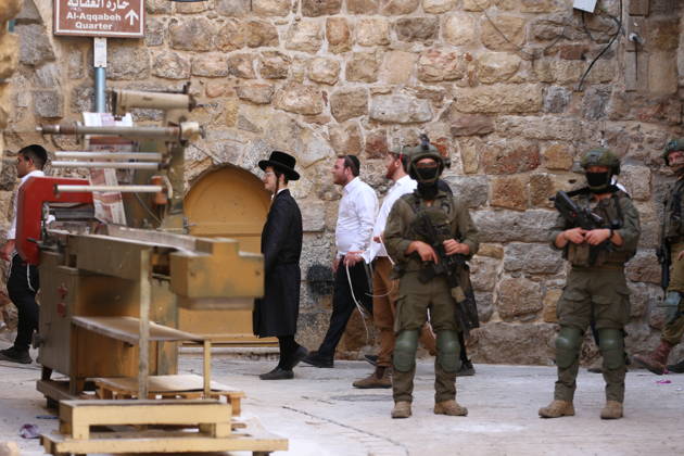 Jewish Settlers Enter Hebron s Old City Under Israeli Army Protection Jewish settlers enter the Old City of Hebron in the West Bank under the protection of Israeli army forces, on October 10, 2026. Photo by Mamoun Wazwaz apaimages Hebron West Bank Palestinian Territory 101026_Hebron_MW_00(22) Copyright: xapaimagesxMamounxWazwazx xapaimagesx