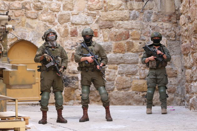 Jewish Settlers Enter Hebron s Old City Under Israeli Army Protection Jewish settlers enter the Old City of Hebron in the West Bank under the protection of Israeli army forces, on October 10, 2026. Photo by Mamoun Wazwaz apaimages Hebron West Bank Palestinian Territory 101026_Hebron_MW_00(23) Copyright: xapaimagesxMamounxWazwazx xapaimagesx