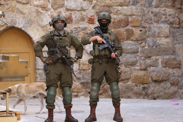 Jewish Settlers Enter Hebron s Old City Under Israeli Army Protection Jewish settlers enter the Old City of Hebron in the West Bank under the protection of Israeli army forces, on October 10, 2026. Photo by Mamoun Wazwaz apaimages Hebron West Bank Palestinian Territory 101026_Hebron_MW_00(24) Copyright: xapaimagesxMamounxWazwazx xapaimagesx