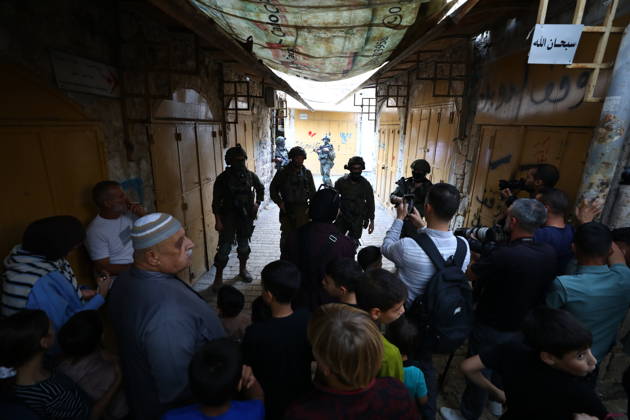 Jewish Settlers Enter Hebron s Old City Under Israeli Army Protection Jewish settlers enter the Old City of Hebron in the West Bank under the protection of Israeli army forces, on October 10, 2026. Photo by Mamoun Wazwaz apaimages Hebron West Bank Palestinian Territory 101026_Hebron_MW_00(25) Copyright: xapaimagesxMamounxWazwazx xapaimagesx
