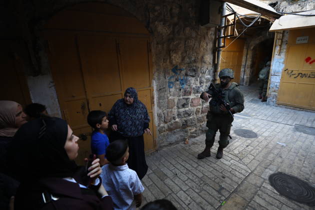 Jewish Settlers Enter Hebron s Old City Under Israeli Army Protection Jewish settlers enter the Old City of Hebron in the West Bank under the protection of Israeli army forces, on October 10, 2026. Photo by Mamoun Wazwaz apaimages Hebron West Bank Palestinian Territory 101026_Hebron_MW_00(28) Copyright: xapaimagesxMamounxWazwazx xapaimagesx