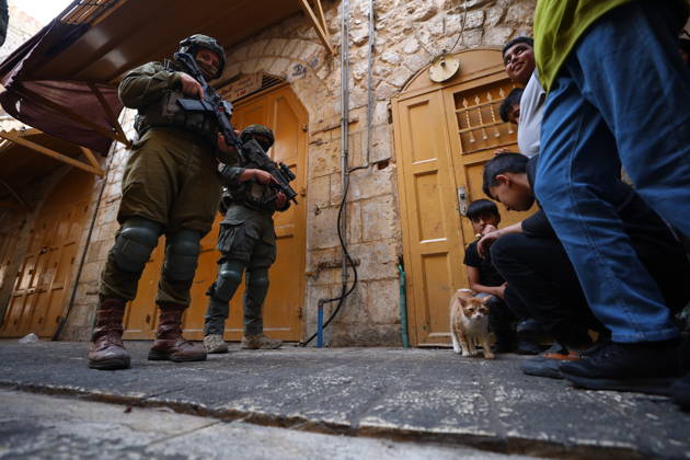 Jewish Settlers Enter Hebron s Old City Under Israeli Army Protection Jewish settlers enter the Old City of Hebron in the West Bank under the protection of Israeli army forces, on October 10, 2026. Photo by Mamoun Wazwaz apaimages Hebron West Bank Palestinian Territory 101026_Hebron_MW_00(3) Copyright: xapaimagesxMamounxWazwazx xapaimagesx