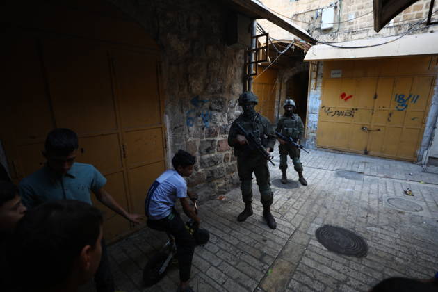Jewish Settlers Enter Hebron s Old City Under Israeli Army Protection Jewish settlers enter the Old City of Hebron in the West Bank under the protection of Israeli army forces, on October 10, 2026. Photo by Mamoun Wazwaz apaimages Hebron West Bank Palestinian Territory 101026_Hebron_MW_00(30) Copyright: xapaimagesxMamounxWazwazx xapaimagesx