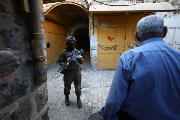 Jewish Settlers Enter Hebron s Old City Under Israeli Army Protection Jewish settlers enter the Old City of Hebron in the West Bank under the protection of Israeli army forces, on October 10, 2026. Photo by Mamoun Wazwaz apaimages Hebron West Bank Palestinian Territory 101026_Hebron_MW_00(31) Copyright: xapaimagesxMamounxWazwazx xapaimagesx