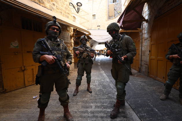 Jewish Settlers Enter Hebron s Old City Under Israeli Army Protection Jewish settlers enter the Old City of Hebron in the West Bank under the protection of Israeli army forces, on October 10, 2026. Photo by Mamoun Wazwaz apaimages Hebron West Bank Palestinian Territory 101026_Hebron_MW_00(5) Copyright: xapaimagesxMamounxWazwazx xapaimagesx