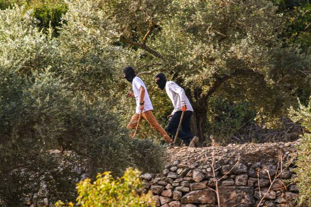 Israeli settlers and forces attack farmers during olive harvest in Deir Abu Mash™al DEIR ABU MASH™AL, PALESTINE OCTOBER 10, 2026: Palestinian farmers came under attack by Israeli settlers and Israeli forces as they headed to harvest olives on their land in Deir Abu Mash™al, northwest of Ramallah. The event marked the village™s first olive harvest gathering of the new season. The Palestine Red Crescent Society reported that its teams treated nine people injured during the incident. The injuries included one caused by live ammunition to the thigh, two caused by rubber-coated metal bullets, and six resulting from physical assault. One of those struck by a rubber-coated metal bullet was photojournalist Issam Al-Rimawi. The incident Copyright: x xSalmanxMohsenxAlkhatibx xJNAxPressx