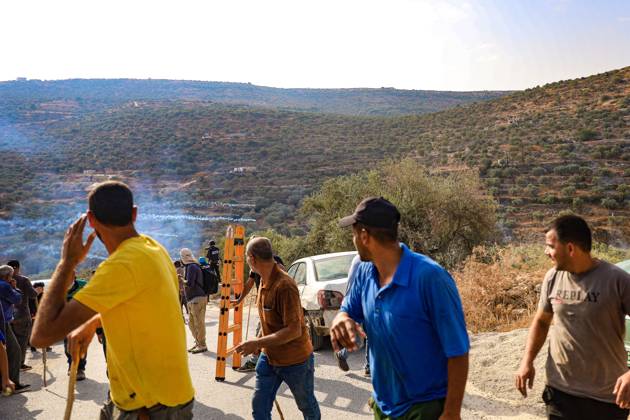 Israeli settlers and forces attack farmers during olive harvest in Deir Abu Mash™al DEIR ABU MASH™AL, PALESTINE OCTOBER 10, 2026: Palestinian farmers came under attack by Israeli settlers and Israeli forces as they headed to harvest olives on their land in Deir Abu Mash™al, northwest of Ramallah. The event marked the village™s first olive harvest gathering of the new season. The Palestine Red Crescent Society reported that its teams treated nine people injured during the incident. The injuries included one caused by live ammunition to the thigh, two caused by rubber-coated metal bullets, and six resulting from physical assault. One of those struck by a rubber-coated metal bullet was photojournalist Issam Al-Rimawi. The incident Copyright: x xSalmanxMohsenxAlkhatibx xJNAxPressx