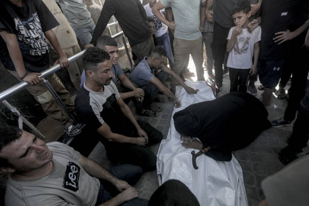 Gaza Palestine Airstrike Aftermath Mourners weep around a shrouded body outside Al-Shifa Hospital in Gaza City, Palestine on October 10, 2026. Four Palestinians were killed in an air strike near Panda Mall, and people carried the victims toward Al-Shifa Hospital for funeral prayers. Gaza Gaza Strip Palestinian Territories Copyright: xIbrahimxZanounx