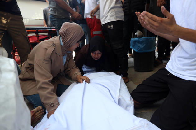 Palestinians Mourn Victims of Israeli Attack in Gaza City Palestinians mourn beside the bodies of their loved ones at al-Shifa Hospital in Gaza City, on October 10, 2026, after they were killed in an Israeli attack. The attack comes as the Israeli army continues its strikes across the Gaza Strip despite a ceasefire. Photo by Mohammed Salha apaimages Gaza Gaza Strip Palestinian Territory 101026_Gaza_MS_00(13) Copyright: xapaimagesxMohammedxSalhax xapaimagesx