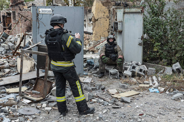 Aftermath of Russian FPV drone attack in Kramatorsk KRAMATORSK, UKRAINE - OCTOBER 10: Ukrainian firefighters rest next to a destroyed house whilst extinguishing a fire in a commercial building following the strike of a Russian FPV drone, in Kramatrosk, Ukraine, 10 October 2026 Diego Herrera Carcedo Anadolu Kramatorsk Ukraine. Editorial use only. Please get in touch for any other usage.  Copyright: x2026xAnadoluxDiegoxHerreraxCarcedox