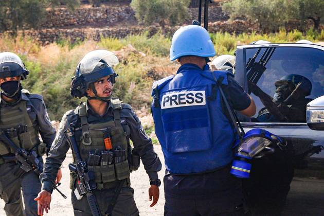 October 10, 2026, Ramallah: DEIR ABU MASHÃ¢â‚¬â ¢AL, PALESTINE Ã¢â‚¬ OCTOBER 10, 2026: Palestinian farmers came under attack by Israeli settlers and Israeli forces as they headed to harvest olives on their land in Deir Abu MashÃ¢â‚¬â ¢al, northwest of Ramallah. The event marked the villageÃ¢â‚¬â ¢s first olive harvest gathering of the new season. The Palestine Red Crescent Society reported that its teams treated nine people injured during the incident. The injuries included one caused by live ammunition to the thigh, two caused by rubber-coated metal bullets, and six resulting from physical assault. One of those struck by a rubber-coated metal bullet was photojournalist Issam Al-Rimawi. The incident occurred during the annual olive harve - ZUMAq101 20261010_zna_q101_083 Copyright: xSalmanxMohsenxAlkhatibx
