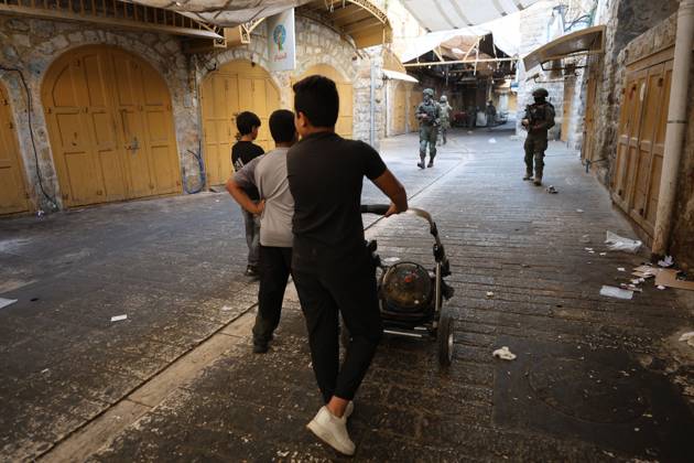 Israeli settlers enter Hebron Old City under military protection HEBRON, OCCUPIED WEST BANK, OCTOBER 10, 2026: Israeli settlers enter Hebron s Old City under the protection of Israeli forces during an organized visit to the area. Israeli soldiers deployed along streets and around the group as settlers moved through the Old City, where Israeli settlers and Palestinian residents live in close proximity amid longstanding tensions and movement restrictions. HEBRON Palestine, State of Copyright: x xMosabxshawerx xJNAxPressx