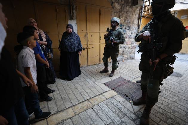 Israeli settlers enter Hebron Old City under military protection HEBRON, OCCUPIED WEST BANK, OCTOBER 10, 2026: Israeli settlers enter Hebron s Old City under the protection of Israeli forces during an organized visit to the area. Israeli soldiers deployed along streets and around the group as settlers moved through the Old City, where Israeli settlers and Palestinian residents live in close proximity amid longstanding tensions and movement restrictions. HEBRON Palestine, State of Copyright: x xMosabxshawerx xJNAxPressx