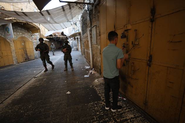 Israeli settlers enter Hebron Old City under military protection HEBRON, OCCUPIED WEST BANK, OCTOBER 10, 2026: Israeli settlers enter Hebron s Old City under the protection of Israeli forces during an organized visit to the area. Israeli soldiers deployed along streets and around the group as settlers moved through the Old City, where Israeli settlers and Palestinian residents live in close proximity amid longstanding tensions and movement restrictions. HEBRON Palestine, State of Copyright: x xMosabxshawerx xJNAxPressx