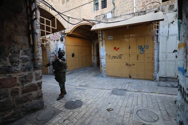 Israeli settlers enter Hebron Old City under military protection HEBRON, OCCUPIED WEST BANK, OCTOBER 10, 2026: Israeli settlers enter Hebron s Old City under the protection of Israeli forces during an organized visit to the area. Israeli soldiers deployed along streets and around the group as settlers moved through the Old City, where Israeli settlers and Palestinian residents live in close proximity amid longstanding tensions and movement restrictions. HEBRON Palestine, State of Copyright: x xMosabxshawerx xJNAxPressx
