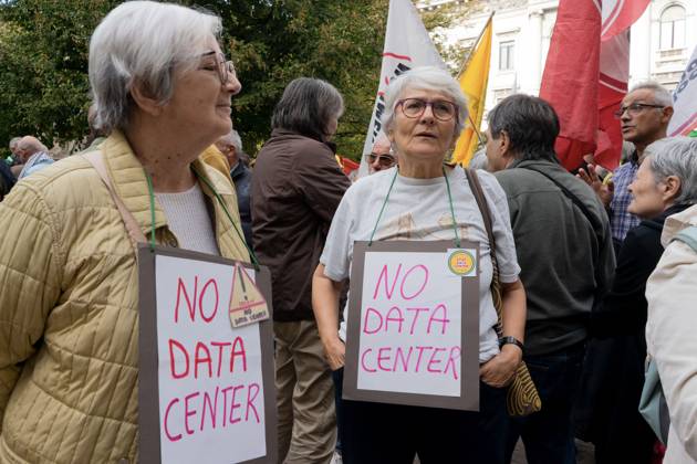 Protesters demand moratorium on new data centers in Milan MILAN, ITALY OCTOBER 10, 2026: Protesters gather for a sit-in in Piazza della Scala in central Milan to oppose the development of new data centers across Lombardy and Italy. The demonstration is organized by the Rete dei Comitati No Data Center (No Data Center Committee Network), which is calling for a moratorium on permits for new facilities. The group also urges public authorities to conduct thorough environmental, urban planning and regional assessments before approving projects. For approved facilities that have not yet begun operating, campaigners are calling for reviews to be reopened if potential microclimate effects and cumulative impacts with existing facilities were not Copyright: x xcalogeroxrussox xJNAxPressx