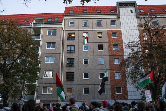 United4Palestine Rally in Berlin BERLIN, GERMANY, OCTOBER 10, 2026: Thousands of demonstrators take part in the United4Palestine rally under the slogan No Peace on Stolen Land in Berlin. Police estimated that around 3,500 people participated in the demonstration, which took place amid extensive security measures and a large police presence. Pro-Israeli counter-protests were also held nearby, with participants expressing opposing views on the Israeli-Palestinian conflict. Berlin Berlin Germany Copyright: x xMariaxCastrox xJNAxPressx