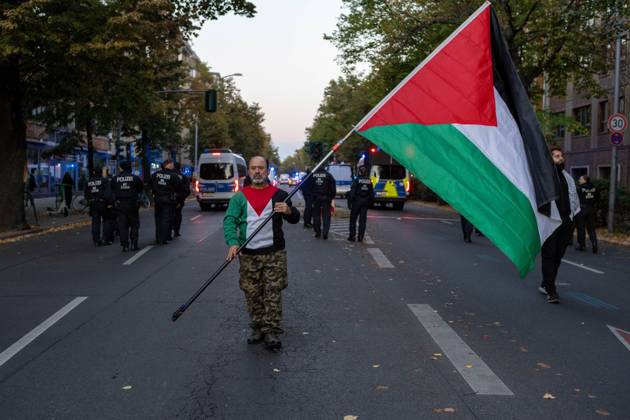 United4Palestine Rally in Berlin BERLIN, GERMANY, OCTOBER 10, 2026: Thousands of demonstrators take part in the United4Palestine rally under the slogan No Peace on Stolen Land in Berlin. Police estimated that around 3,500 people participated in the demonstration, which took place amid extensive security measures and a large police presence. Pro-Israeli counter-protests were also held nearby, with participants expressing opposing views on the Israeli-Palestinian conflict. Berlin Berlin Germany Copyright: x xMariaxCastrox xJNAxPressx